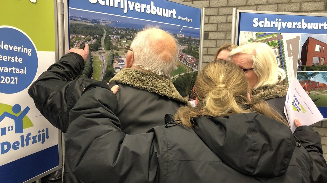 Bewoners uit de Zandplatenbuurt bekijken de plannen voor hun wijk