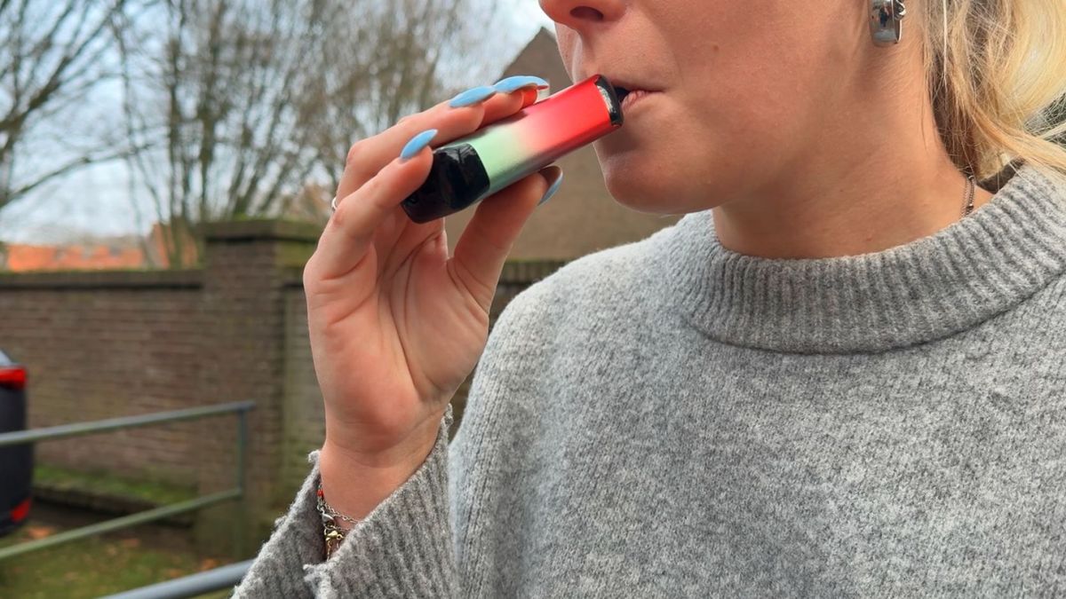 Politie betrapt automobilist met 220 illegale vapes met smaakjes