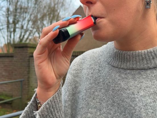 Politie betrapt automobilist met 220 illegale vapes met smaakjes - Omroep Gelderland Politie betrapt automobilist met 220 illegale vapes met smaakjes - Omroep Gelderland