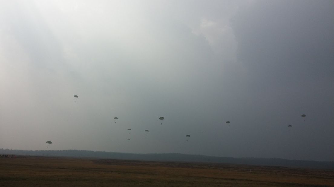 Op de Ginkelse Heide bij Ede keken zaterdagmiddag tienduizenden mensen naar de dropping van zo'n 500 parachutisten.Zo'n 800 parachutisten zouden 's ochtends uit historische vliegtuigen springen, maar vanwege de hardnekkige mist werd de dropping verplaatst naar de middag en sprongen er minder.