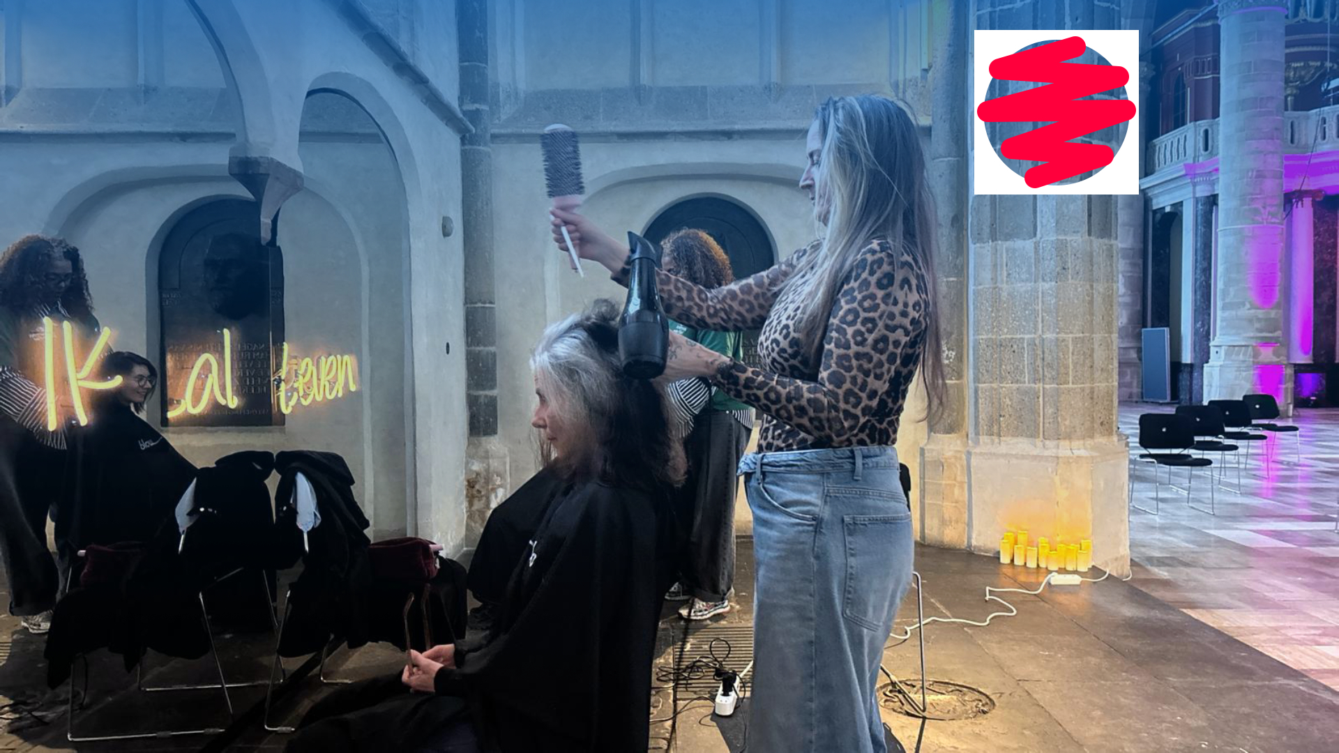 In de Laurenskerk wordt de hele dag alles uit de kast getrokken om mensen naar de stembus te krijgen: zelfs een gratis knipbeurt.