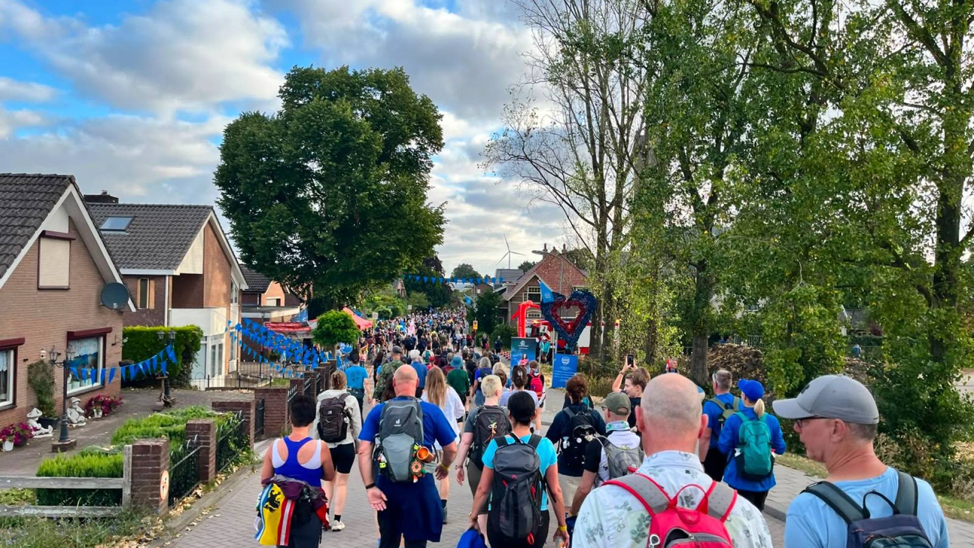 KIJKEN | Wandelaars Vierdaagse zijn onderweg: kijk live mee!