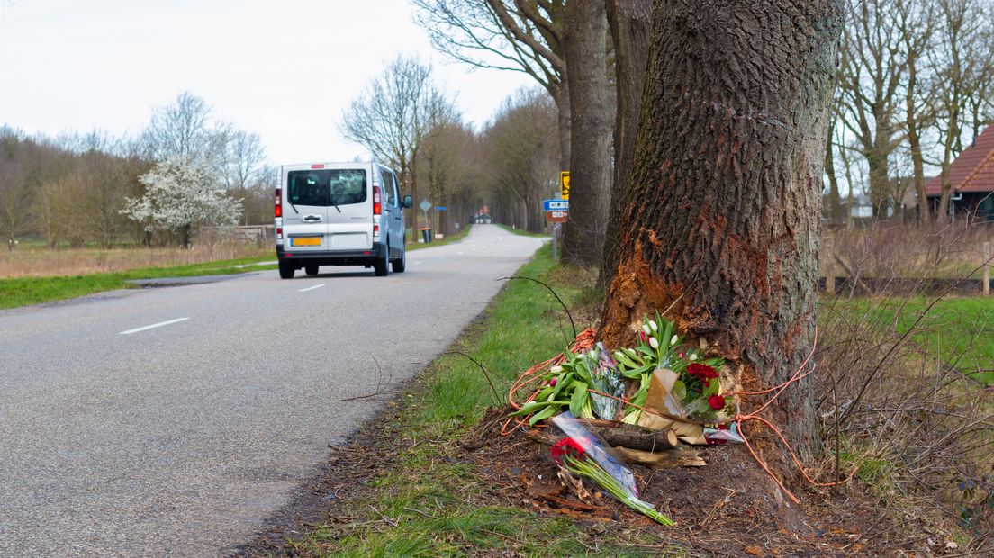 Bloemen op de plek van het ongeluk (Rechten: RTV Drenthe / Wiedse Veenstra)
