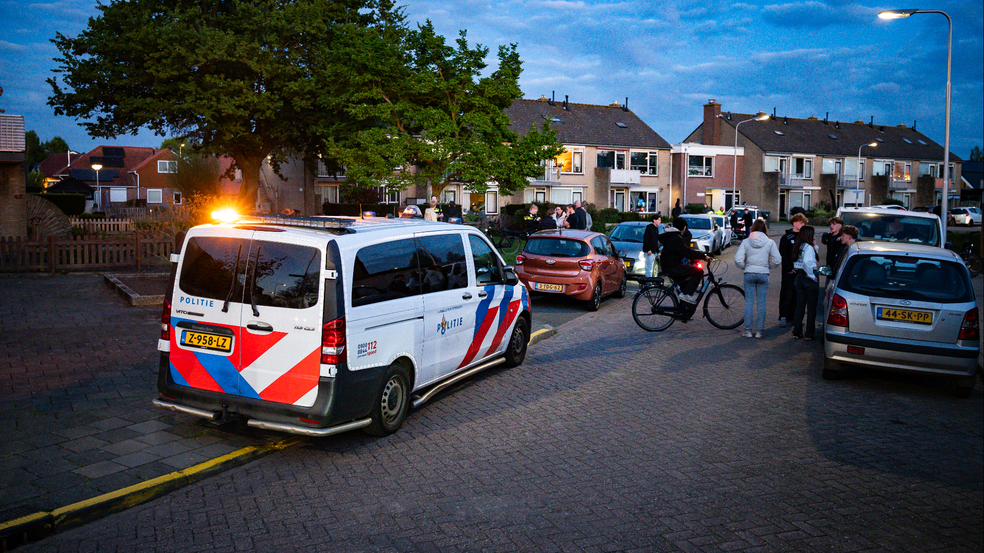 Bij aankomst van de hulpdiensten was er veel jeugd aanwezig op straat.