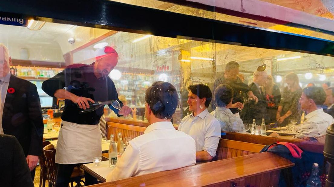 Rutte en Trudeau krijgen een glaasje ingeschonken bij restaurant Pastis