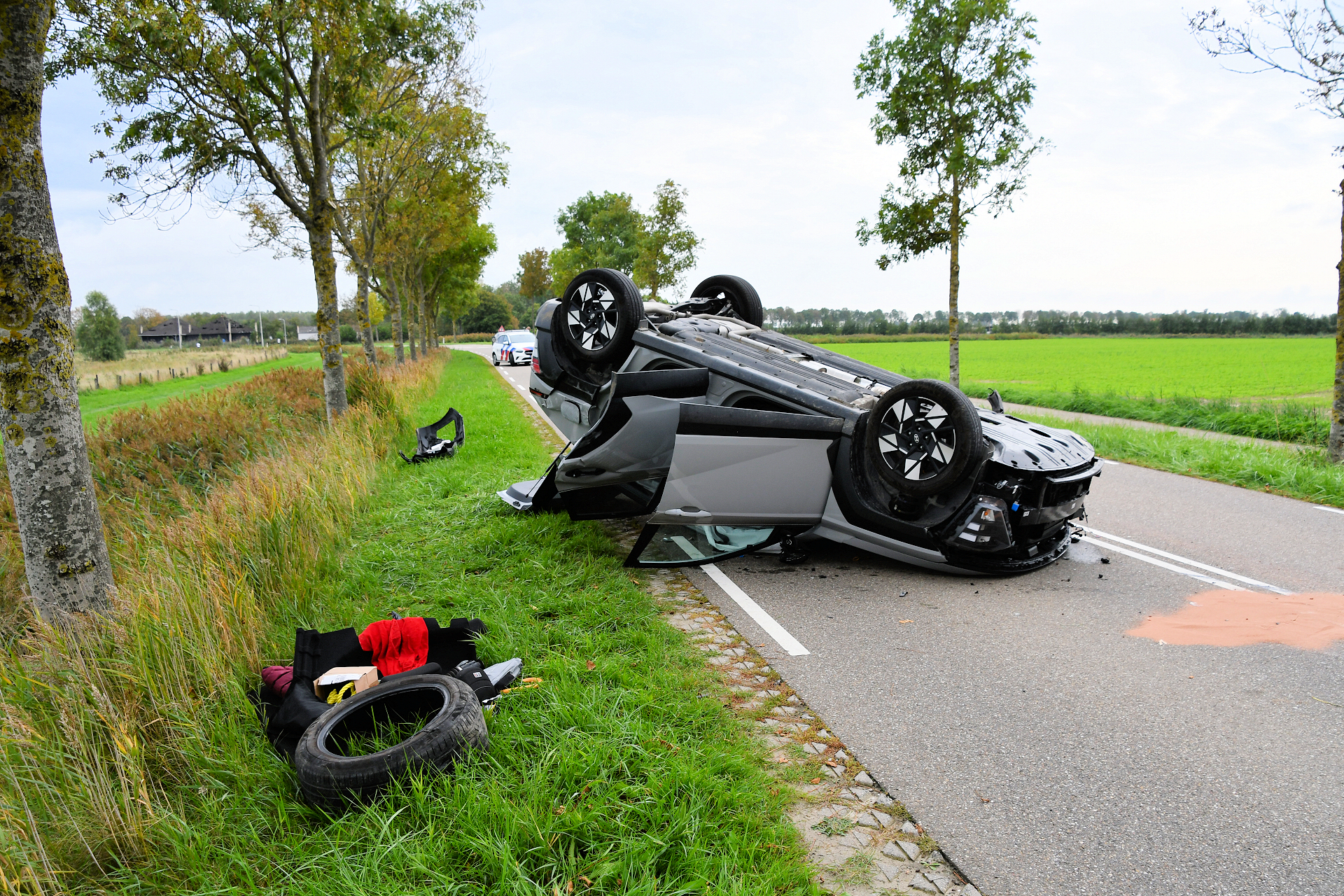 Brandweer helpt man (80) uit auto na botsing tegen boom bij Tholen