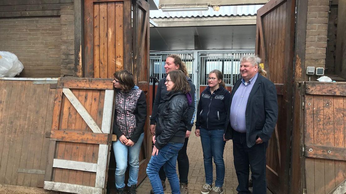 Herman Rutterkamp met mensen van de manege (Rechten: RTV Drenthe/Josien Feitsma)