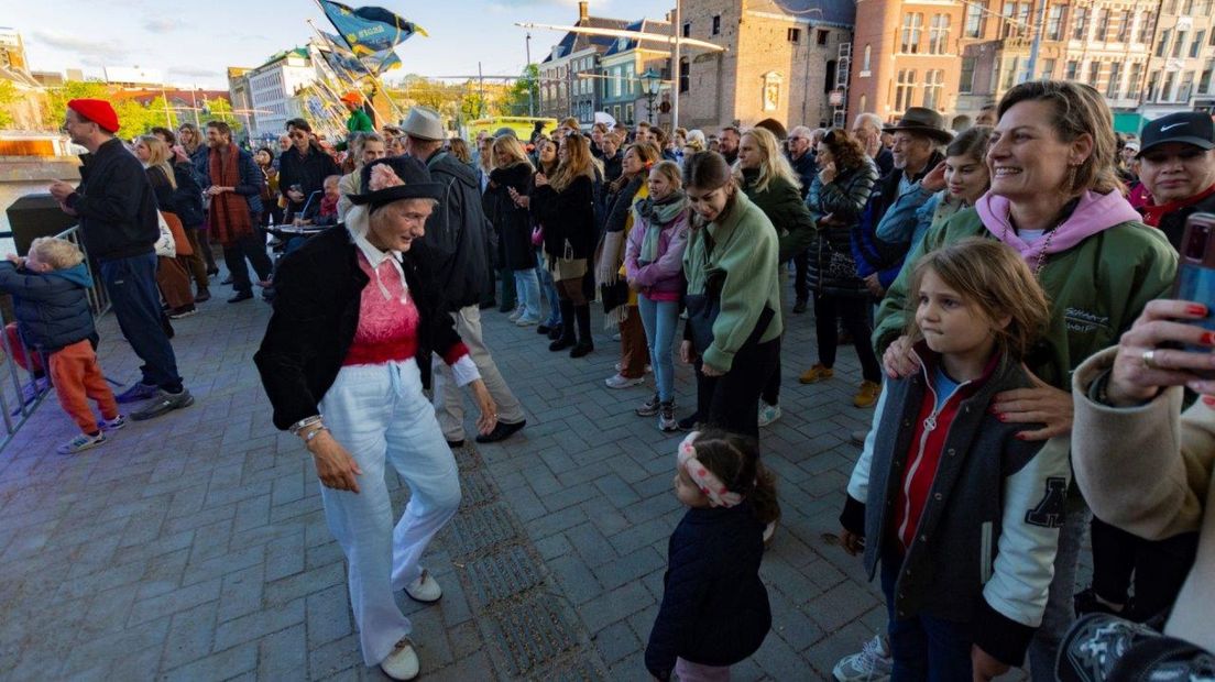 Dansen bij het podium bij de Hofvijver