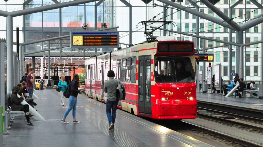Een tram van HTM komt aan op station Den Haag Centraal.