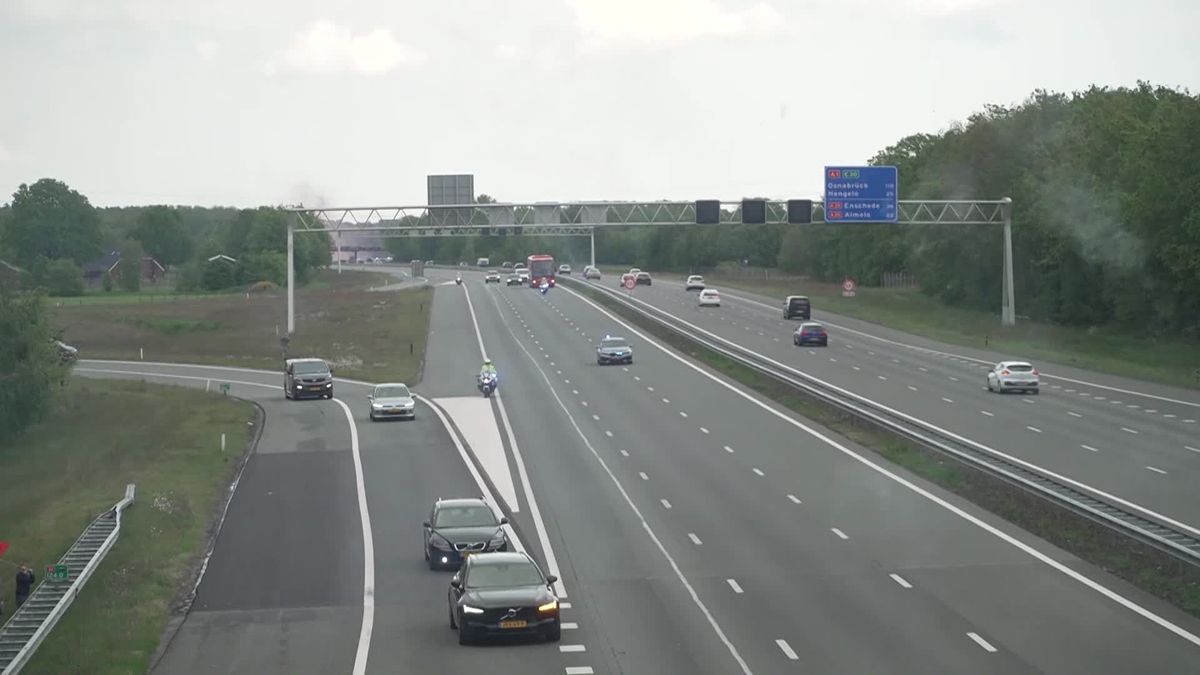 Supporters verzamelden zich op een viaduct bij Markelo.