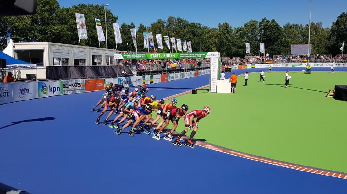 In Heerde is zondag het WK inline-skaten losgebarsten met toppers uit zo'n 52 landen. 'Dit is is echt een droom die uitkomt. Heerde staat nu echt op de wereldkaart', zegt Bertus Dokter van de Skeelerclub Oost Veluwe. Hij is apetrots dat het WK op zijn baan plaatsvindt.