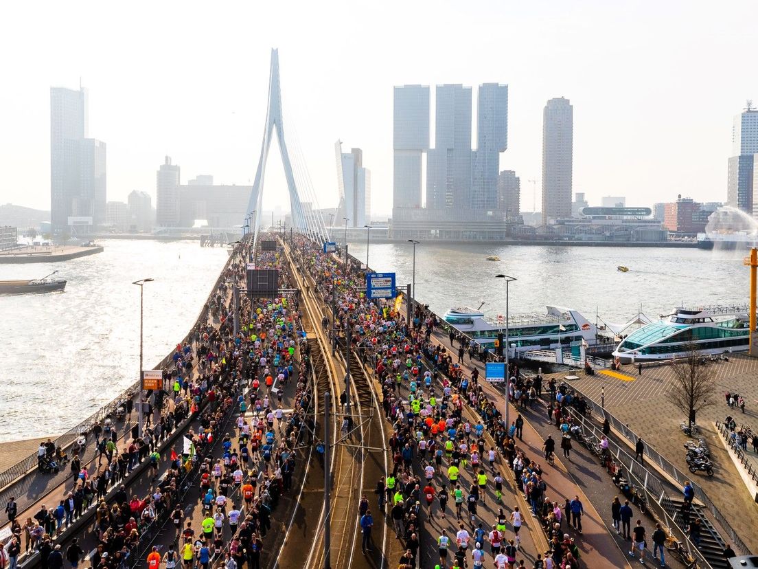 De start van de Rotterdamse marathon bij de Erasmusbrug.