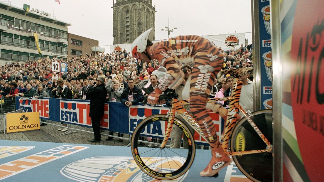 Mario Cipollini in tijgerpak start voor proloog van de Giro d'Italia op de Grote Markt