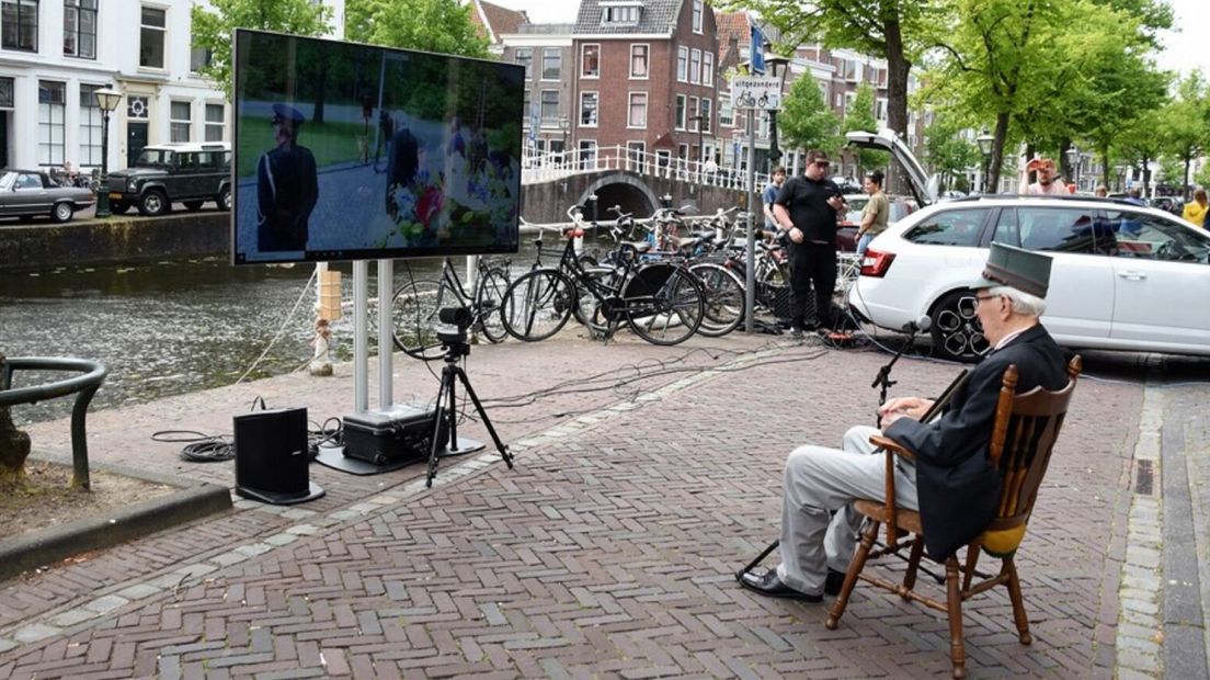 Veteraan Paul Moerman kijkt naar de herdenking via een livestream.