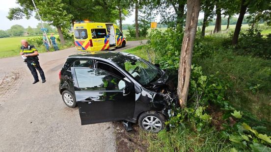 Gewonde na botsing • auto in sloot. Gewonde na botsing • auto in sloot.
