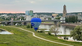 Bijzondere beelden: luchtballon haalt nét de overkant van de Rijn