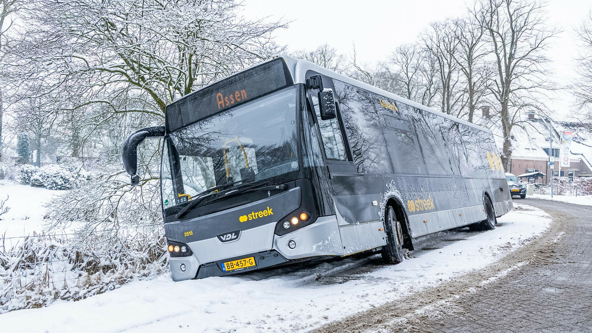 Streekbus raakt van de weg bij Peest