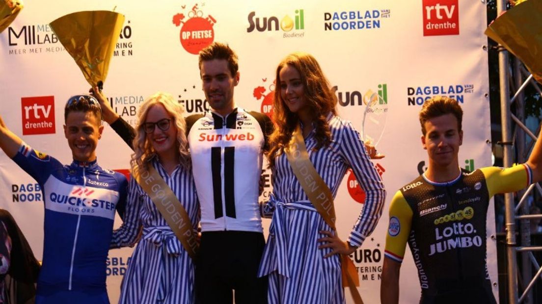 De Gouden Pijl in 2018, met Niki Terpstra (links), Tom Dumoulin (midden) en Dylan Groenewegen (rechts) op het podium (Rechten: Van Oost Media)