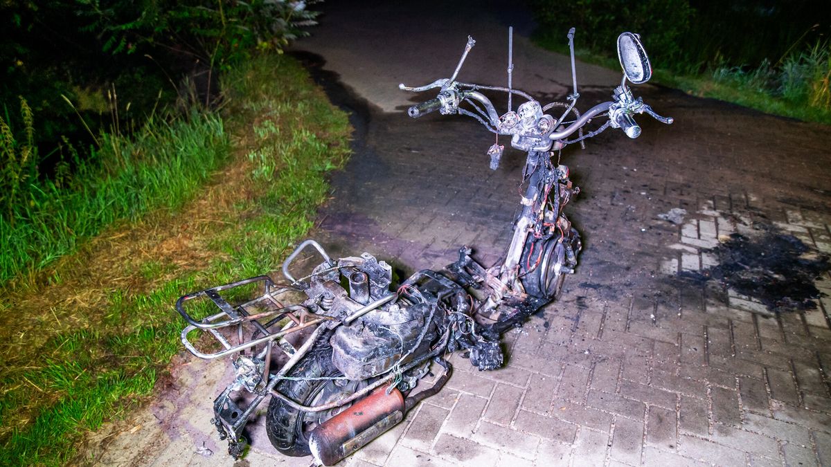 Scooter volledig uitgebrand in Jubbega