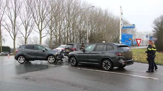 Drie voertuigen betrokken bij ongeval. Drie voertuigen betrokken bij ongeval.