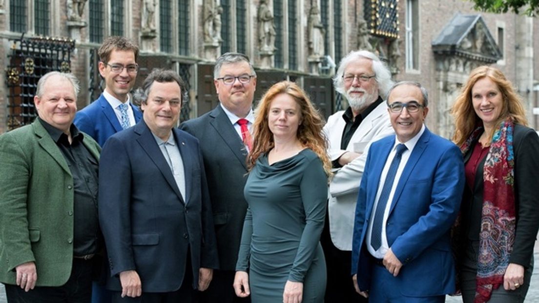 Het plotselinge opstappen van PvdA-wethouder Turgay Tankir (economie, werk en inkomen; tweede van rechts op de foto) in Nijmegen zorgt voor beroering in de politiek. SP-fractievoorzitter Van Hooft twijfelt of hij nog wel verder wil met de PvdA in de coalitie.