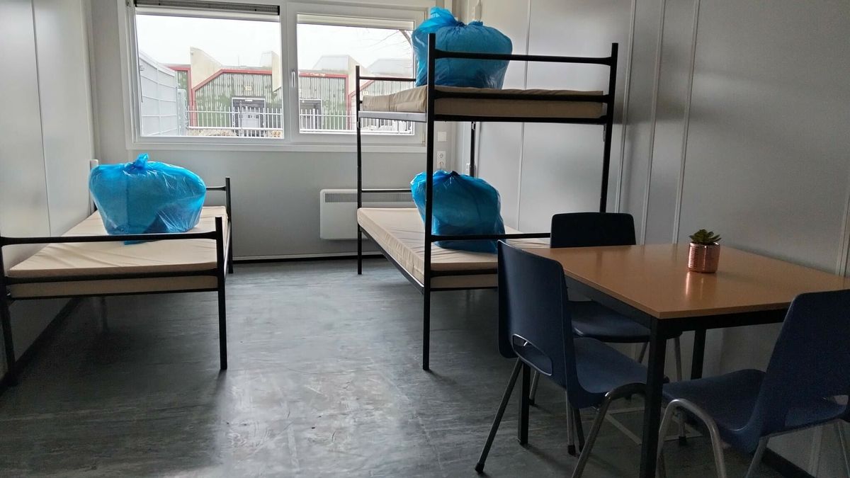 Omwonenden bezoeken nieuwe noodopvang asielzoekers: 'Echt gezellig is het niet'