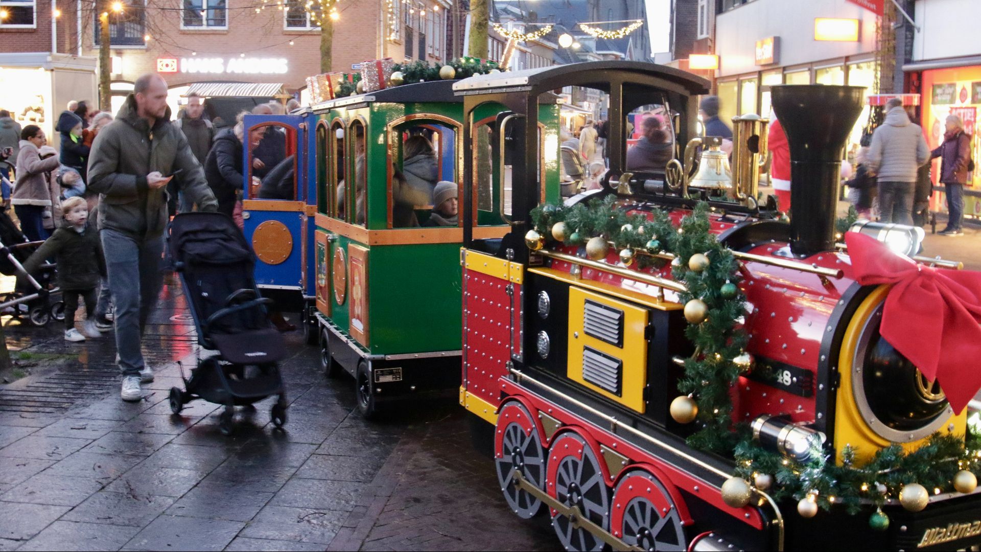 Het Kersttreintje verbond de kerstsferen in de winkelstraten.