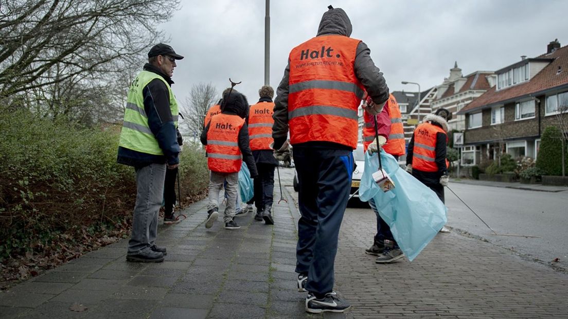 Jongeren voeren een Halt-straf uit