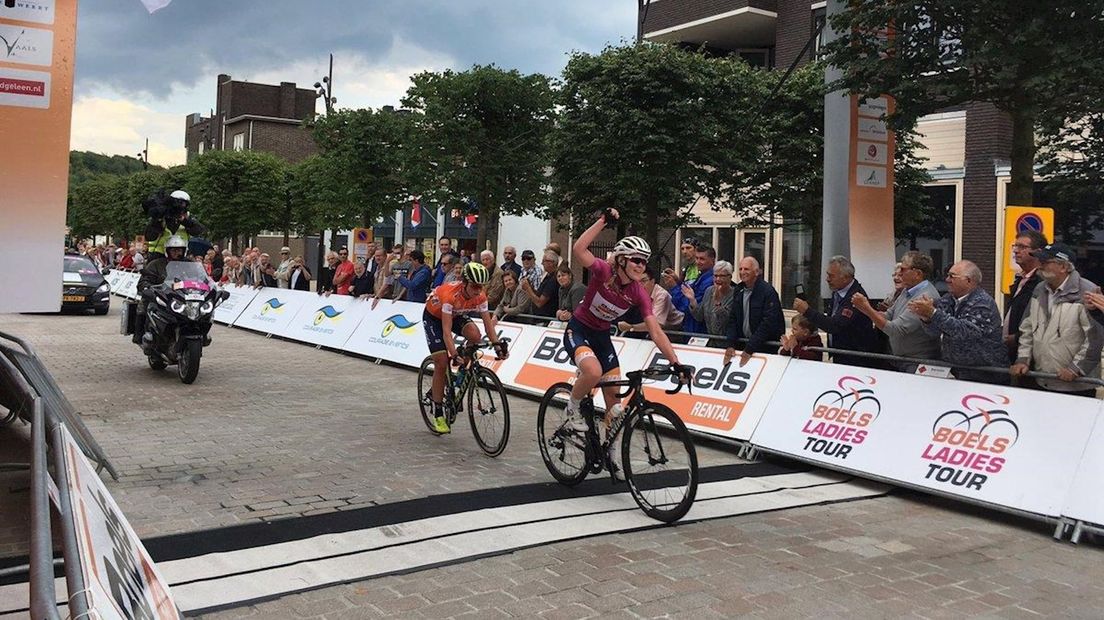 Van der Breggen klopt Van Vleuten in de sprint