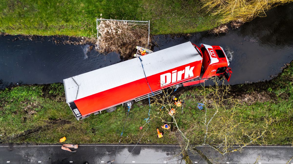 Vrachtwagenchauffeur overleden, kwam met voertuig in water terecht