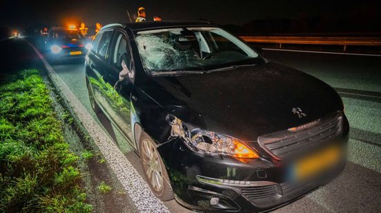 Weer voetganger op snelweg, ernstig gewond na botsing. Weer voetganger op snelweg, ernstig gewond na botsing.