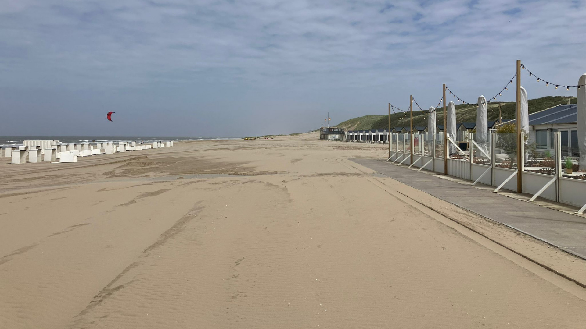 De strandclub moet vijf tot negen meter richting de zee opschuiven