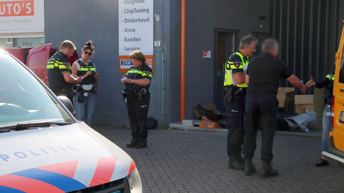 Politie-inval bij autobedrijf in Goes