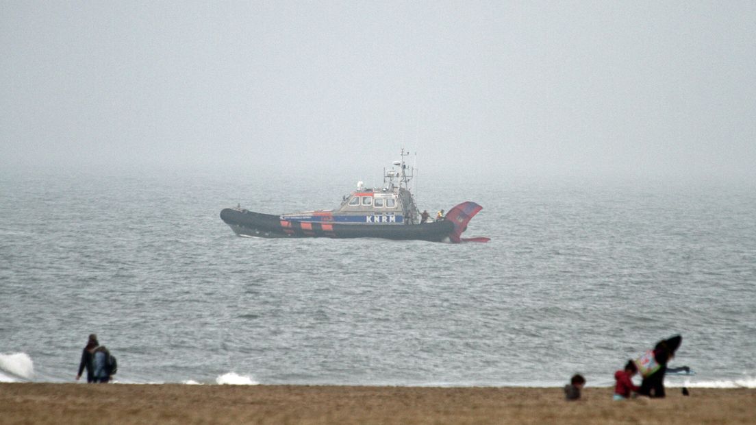 De kitesurfer is door een reddingsboot van de KNRM aan boord gehaald.