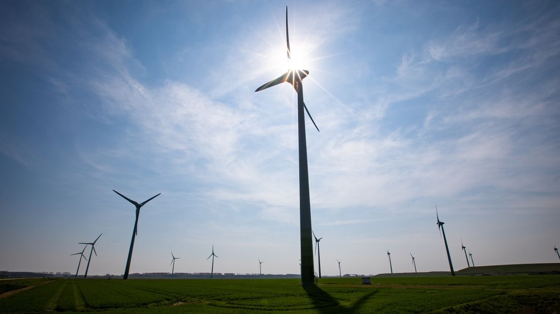 Windmolens in Farmsum op archiefbeeld