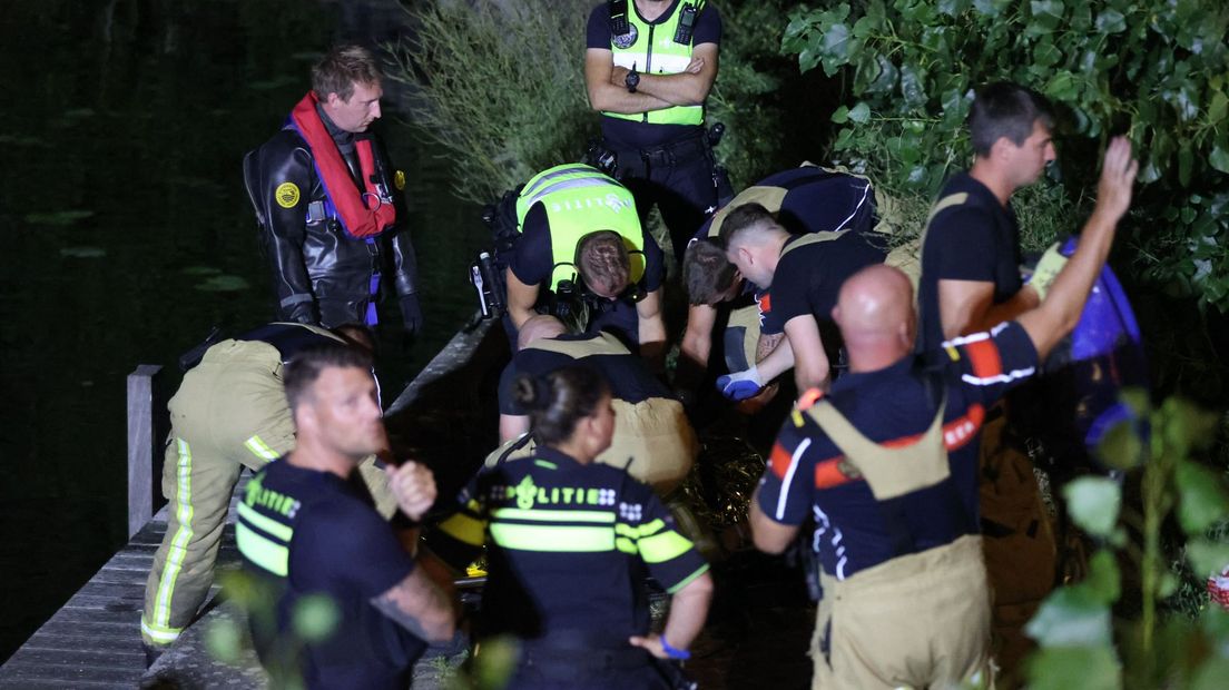 Omstander redt vrouw op scootmobiel uit water langs Conradkade