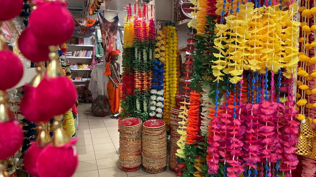 In de winkel is voor elke Hindoestaanse feestdag iets te koop
