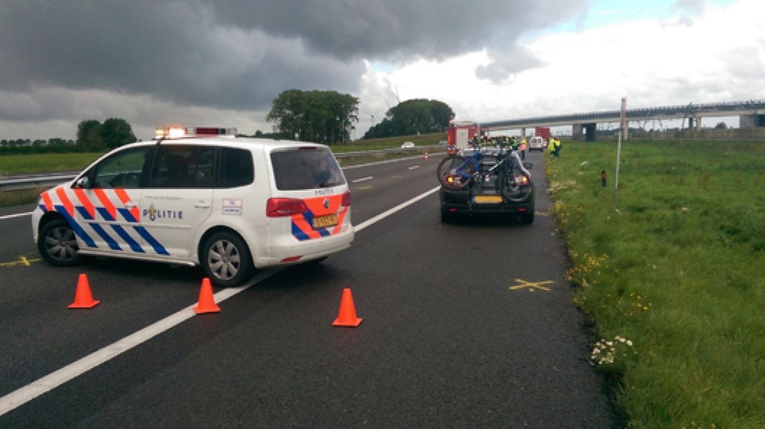 Op de snelweg A15 tussen Ochten en Echteld is maandagmorgen ter hoogte van IJzendoorn een dode gevallen.