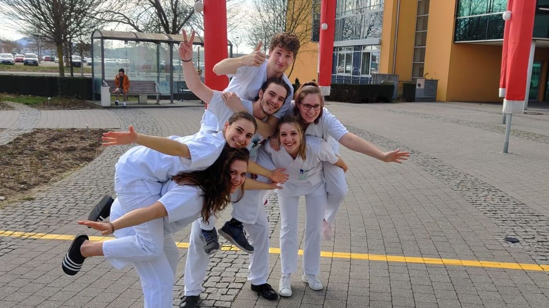 Student Simone Feijen met de andere studenten voor het ziekenhuis in Duitsland (Rechten: Eigen foto)