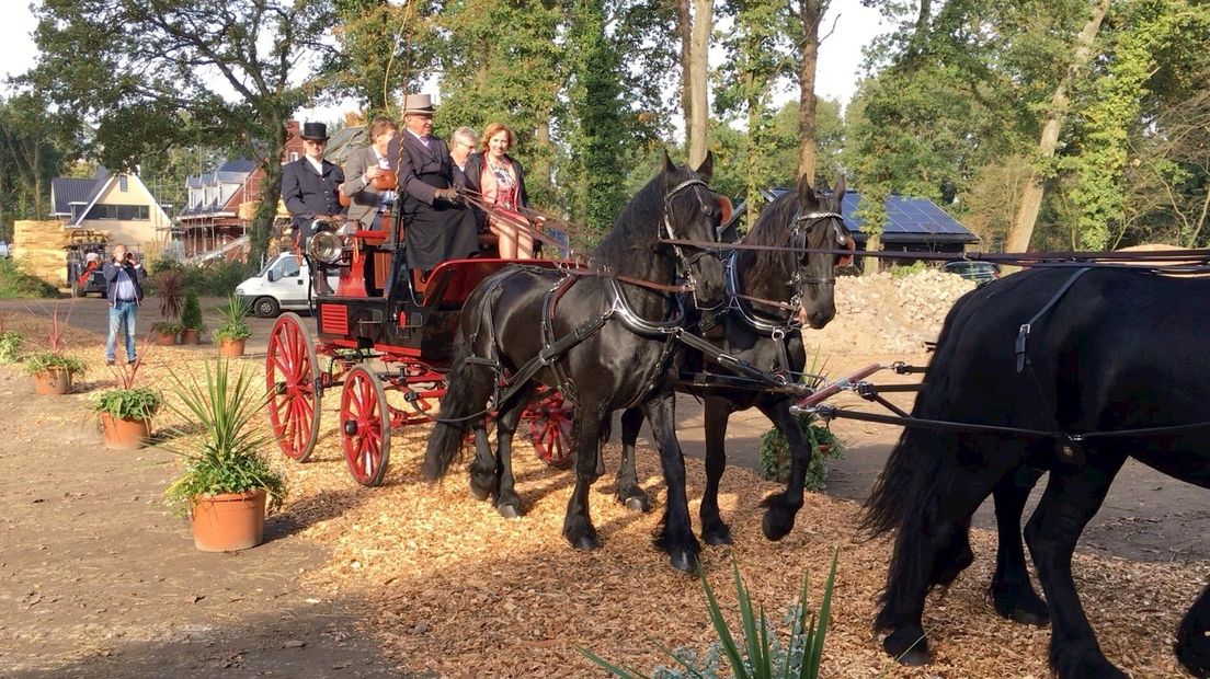 Nieuwe manege in Hellendoorn officieel geopend