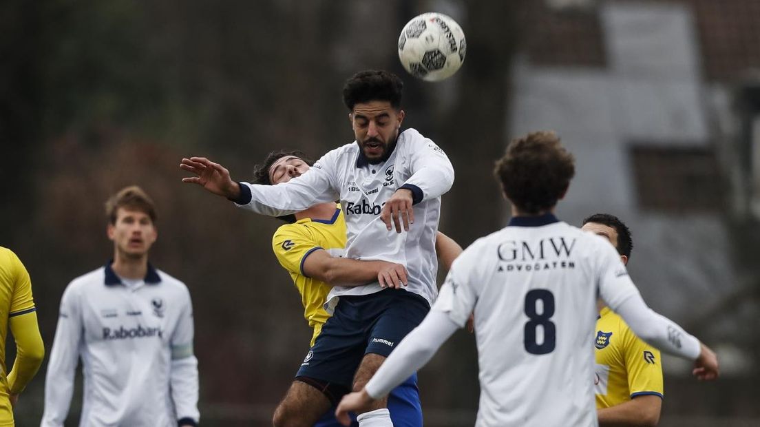 Rachid Bouyaouzan (Quick) koppend in actie tegen Dongen