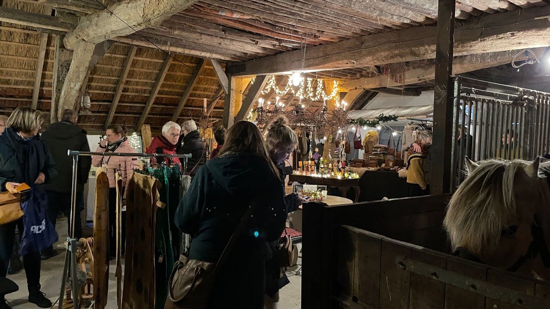 Gees in wintersfeer: kraampjes in de stal