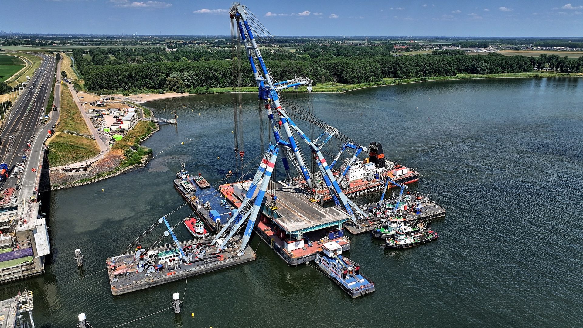 Bekijk hier hoe de oude klep van de Haringvlietbrug eruit gehaald wordt