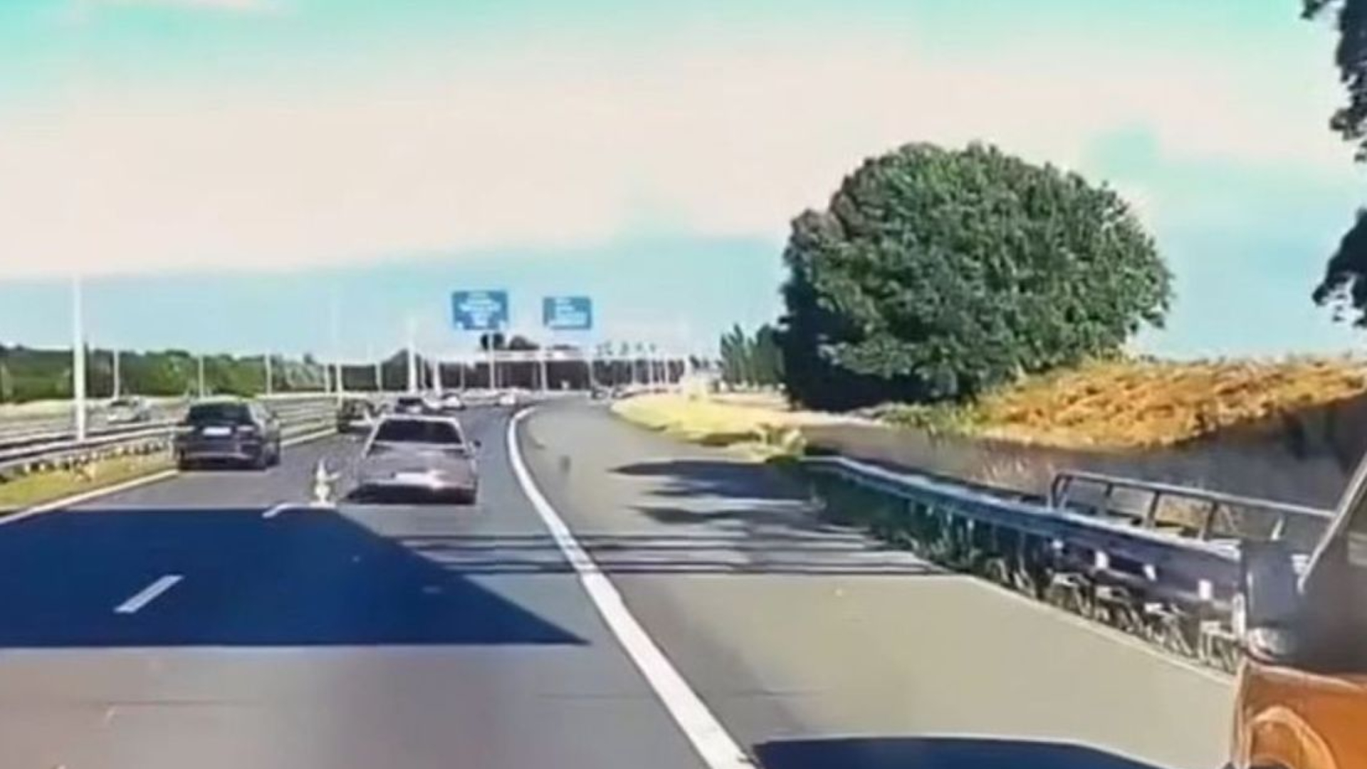 De automobilist slingerde tijdens wegwerkzaamheden om pionnen heen