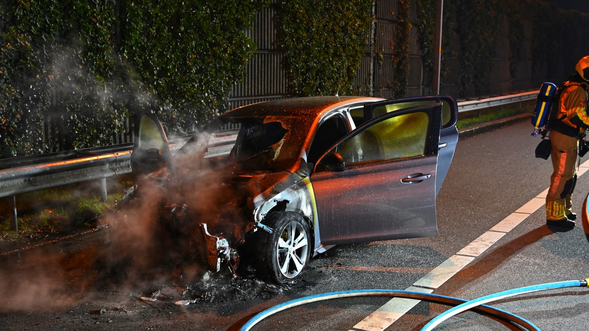 Auto brand uit op de A2 bij Vianen