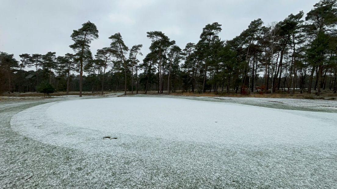 Sneeuw op de Rosendaelsche golfclub in Arnhem.