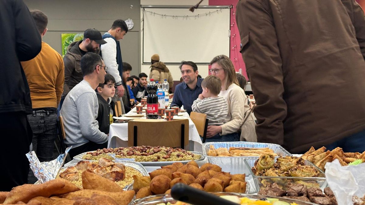 Buurtbewoners rondom azc Middelburg maken kennis met inwoners met een hapje en drankje