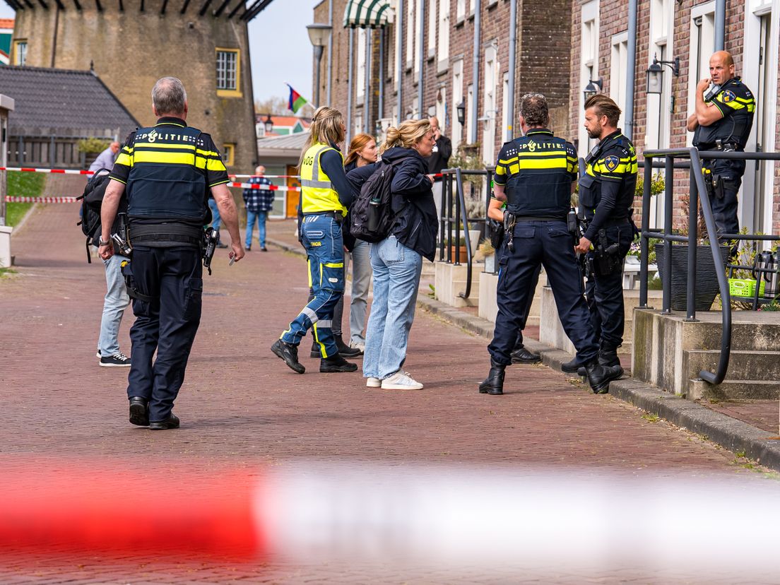 Politie bij het huis waar de dode vrouw werd gevonden.