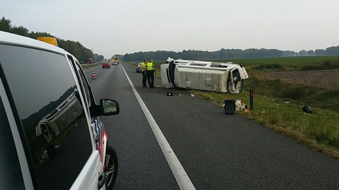 Het busje ligt op zijn kant (Rechten: Twitter/Politie Assen