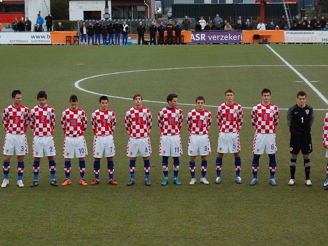 De spelers van Kroatië onder 17 staan klaar voor het volkslied